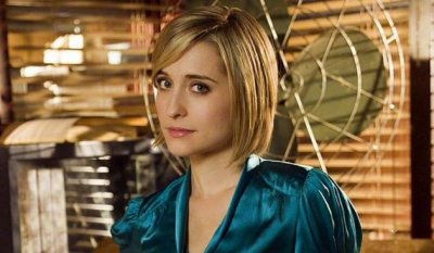 ​著名女星艾莉森·麦克（Allison Mack）为邪教培植出卖女性