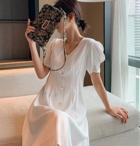 ​皮肤黄的人适合穿什么色系的衣服呢女生