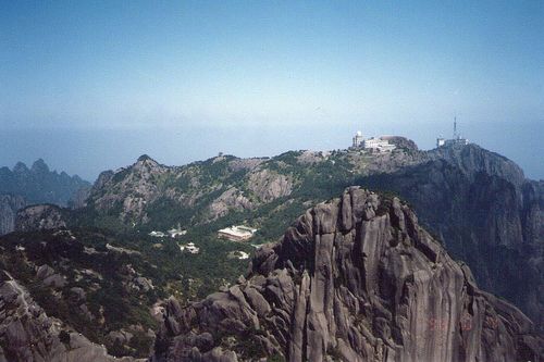 2、游览黄山最重要的景点：光明顶、天都峰