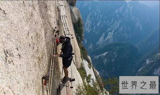 华山长空栈道地势险峻，早在700多年前便已经修建