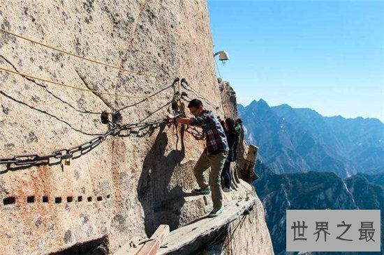 华山长空栈道地势险峻，早在700多年前便已经修建