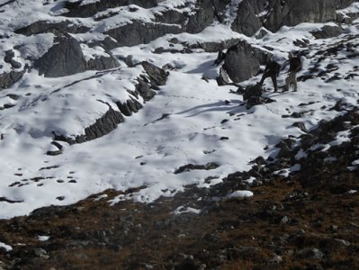 ​传说中的雪人现身？喜马拉雅山深处发现一组直线大脚印