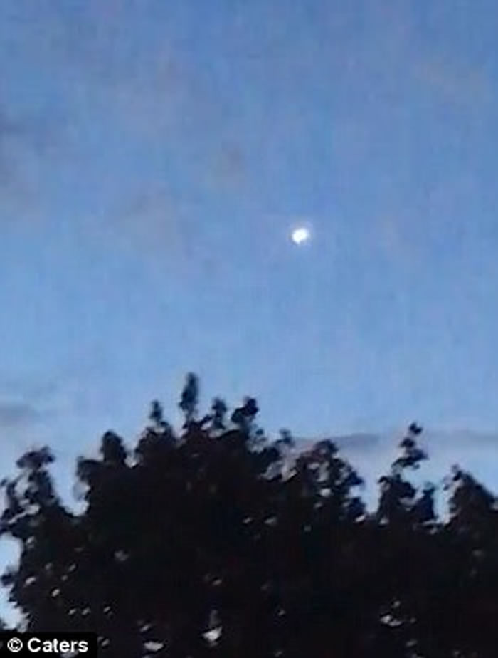 又是UFO？英国伦敦夜空出现高速飞行发光物体