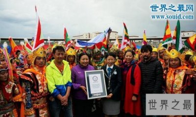 ​世界上最大规模羌姆舞，由果洛州459人创造