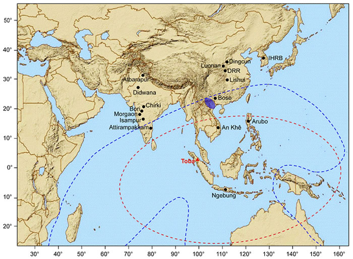 蓝色虚线和椭圆分别指示澳亚陨石散布区范围及推断的陨石坑位置；红色虚线和三角分别指示最早的多巴火山灰分布范围及火山口位置；黑色圆点代表东亚、东南亚和南亚地区发现的