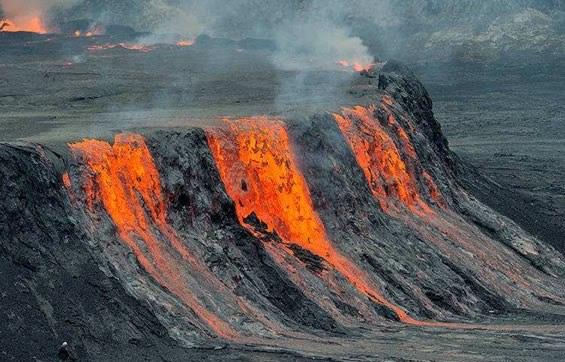 探秘尼拉贡戈火山的相关介绍（尼拉贡戈火山图片）  2