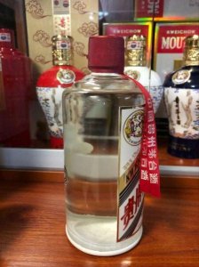 ​茅台酒有没有玻璃瓶的(茅台酒是玻璃瓶还是瓷瓶)