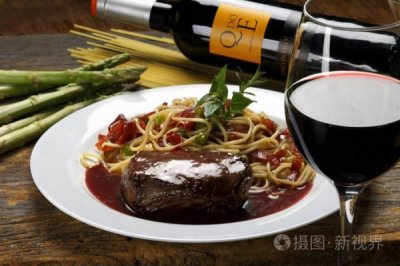 ​牛肉配红酒，牛肉配红酒的说说