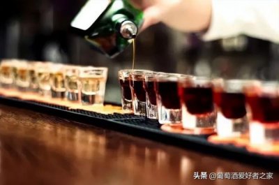 ​白酒红酒啤酒一起混叫什么(白酒红酒啤酒一起喝)