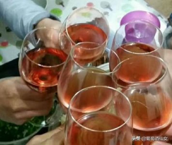 ​喝完红酒嘴唇发黑是不是假酒(喝完红酒嘴唇发黑怎么办)