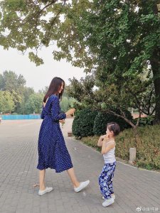 ​世界小姐张梓琳晒游玩照，母女装吸睛，3岁女儿完美继承长腿基因！