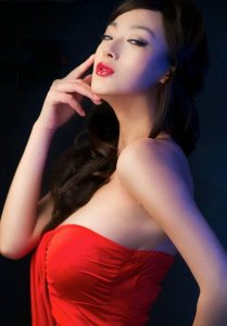 ​王李丹妮放“大招”！早期拍写真的她，上下左右怎么都是“焦点”