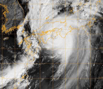 ​25年来最强台风“飞燕”登陆日本瞬间，台风眼重新清晰