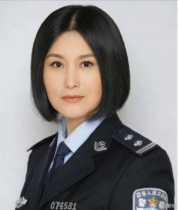 ​她曾是银幕″最美警花″，嫁给大23岁著名导演，今55岁为夫守寡