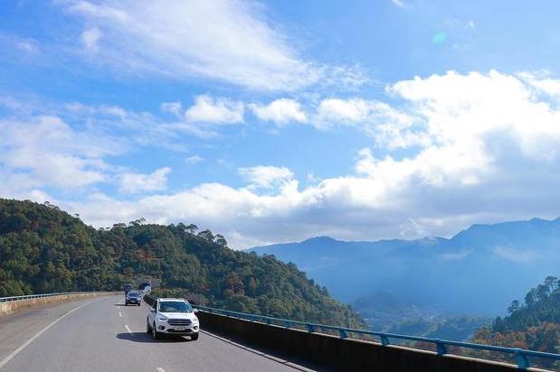 广西最美高速公路，沿途风景如仙境，被称为“天堂之路”