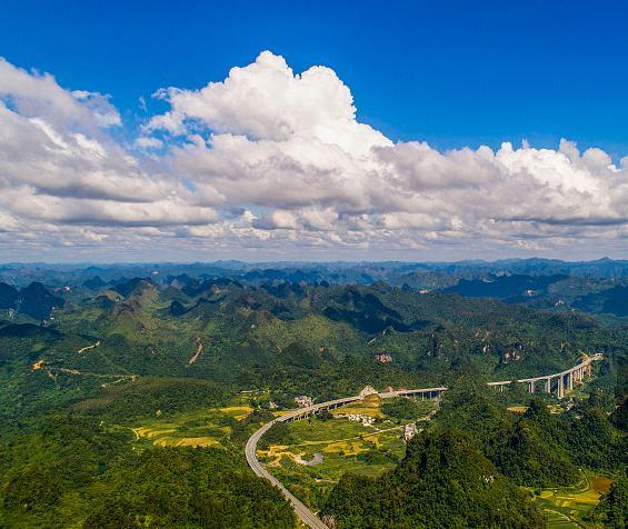 广西最美高速公路，沿途风景如仙境，被称为“天堂之路”