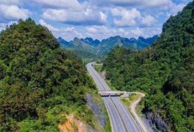 ​广西最美高速公路，沿途风景如仙境，被称为“天堂之路”