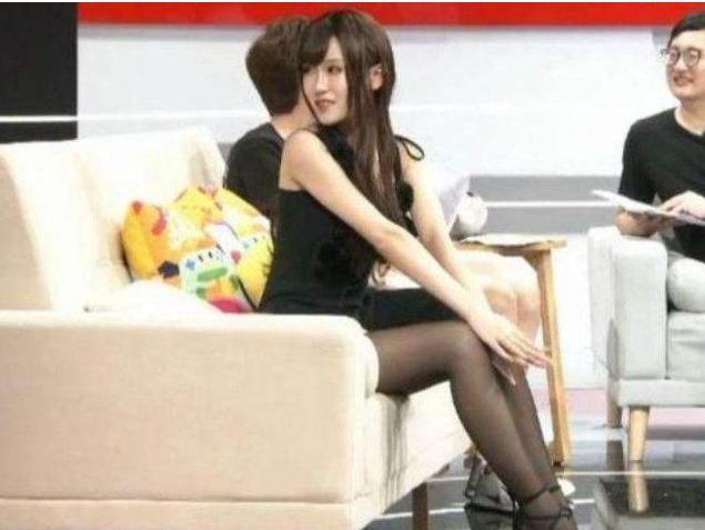 LOL：以腿出名的女解说，饺子君揽获20万粉丝，但都不如她