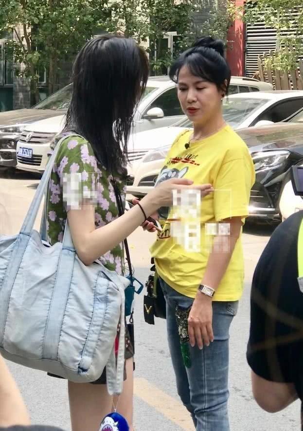 27岁郑爽与妈妈街头同框，素颜出镜少女感爆棚，妈妈打扮真时髦！