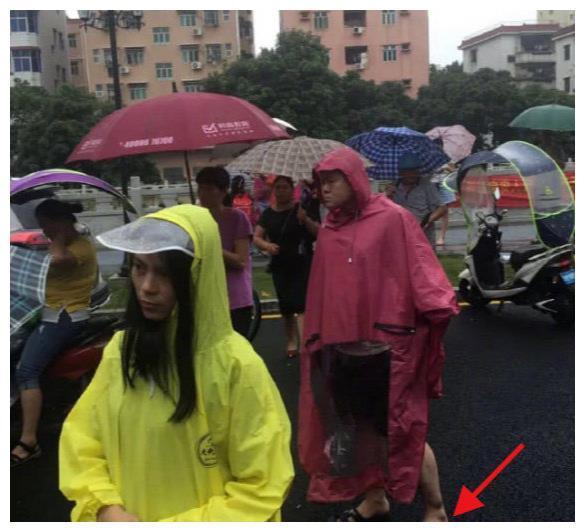 岳云鹏本人？穿大红雨衣大裤衩，脚踩拖鞋雨中接娃，随意又朴素