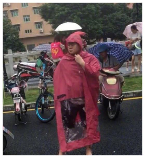 岳云鹏本人？穿大红雨衣大裤衩，脚踩拖鞋雨中接娃，随意又朴素