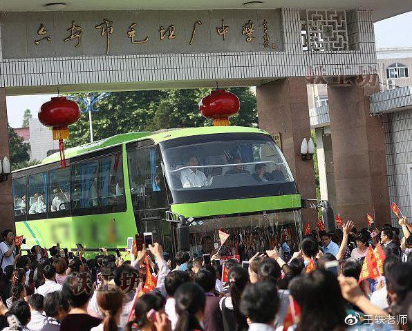 毛坦厂中学有多凶悍？年轻女教师网吧上网，被当学生逮到教务处