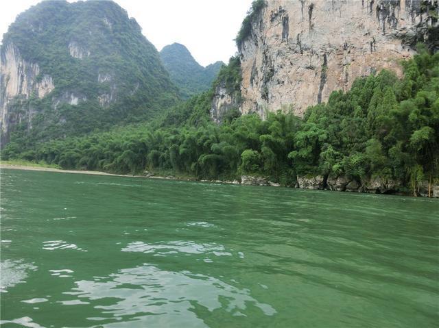 桂林九马画山 ,九峰相连 , 是桂林漓江著名的景观之一！