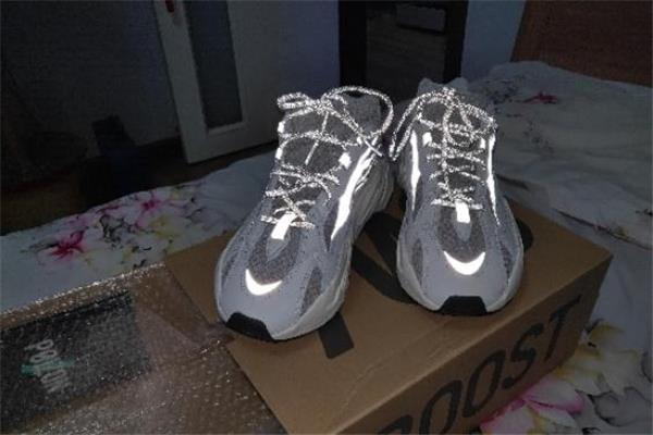 yeezy 700 v2反光真假对比 椰子700反光款真假辨别