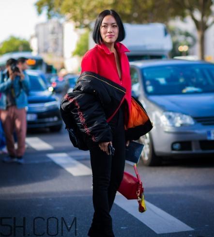 黑色飞行夹克怎么搭配？黑色飞行员夹克搭配女