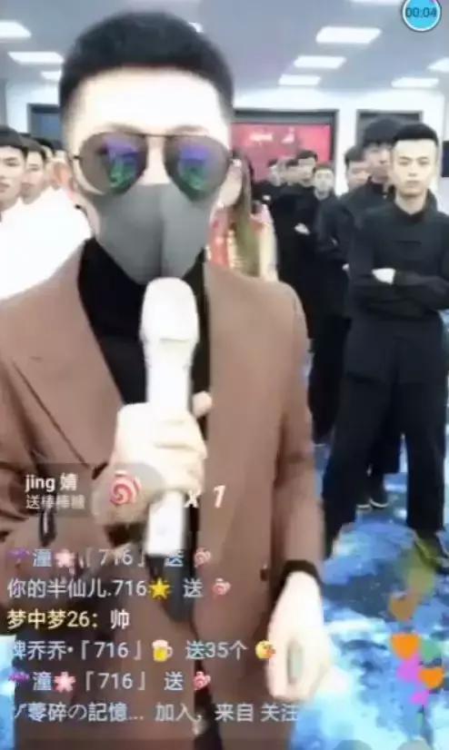 “三亚格格”街头与人互殴！格格被狂扇嘴巴！牌牌琦小号露脸直播