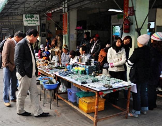 走进云南瑞丽中国最大的玉石毛料市场看赌石！