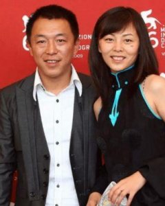 ​黄渤带全家为女儿庆生，女儿长相似爸爸，妻子身材走样显臃肿